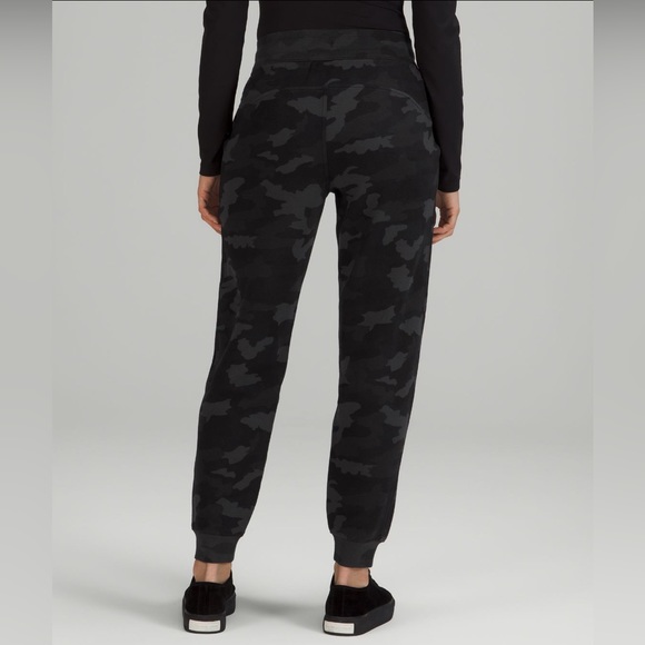 Lululemon Scuba High-Rise Jogger *Full length - Picture 2 of 4